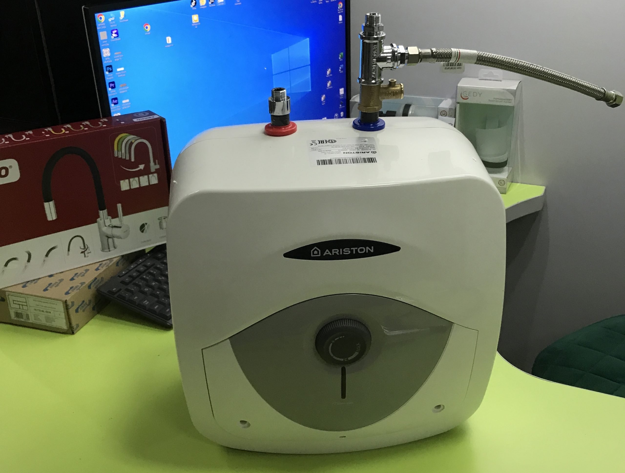 Kako pravilno povezati kuhinjsku bateriju sa dve cevi na mali bojler ?