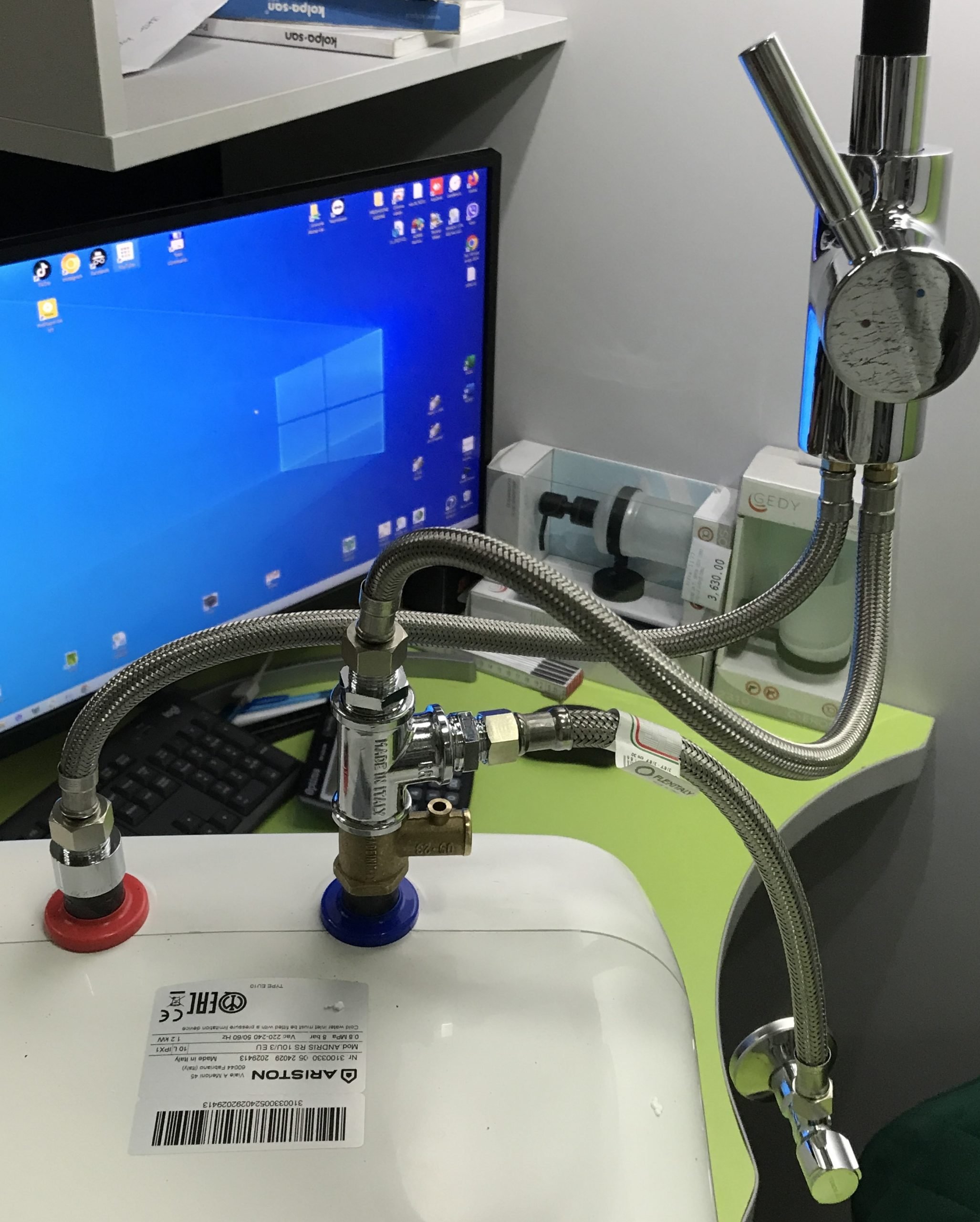 Kako pravilno povezati kuhinjsku bateriju sa dve cevi na mali bojler ?